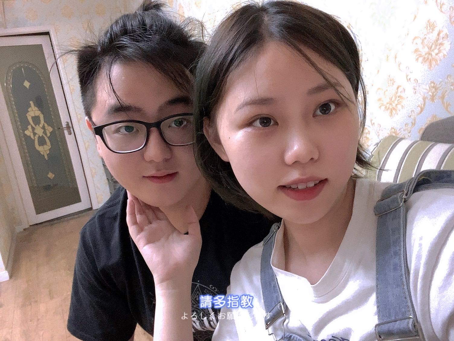 年轻情侣甜蜜合影，两人笑容灿烂，背景温暖柔和，充满爱意氛围