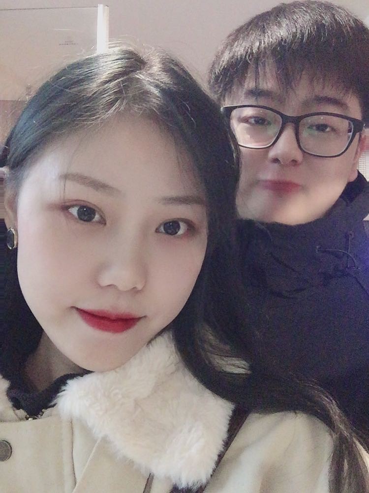 电影院观影场景，情侣并肩坐在影院座位上，屏幕光芒照亮两人的侧脸