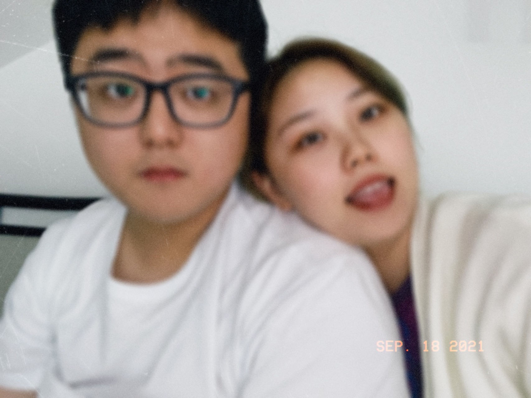 生日庆祝场景，生日蛋糕前的情侣，烛光映照两人的笑脸，温馨浪漫