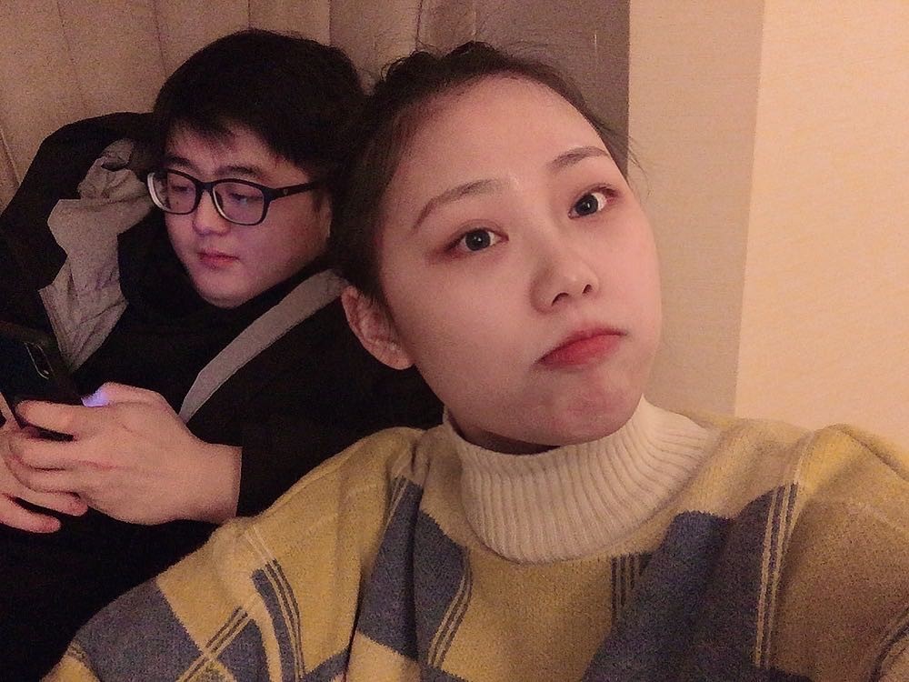 浪漫晚餐场景，烛光晚餐布置，精致餐具，情侣面对面用餐，氛围温馨