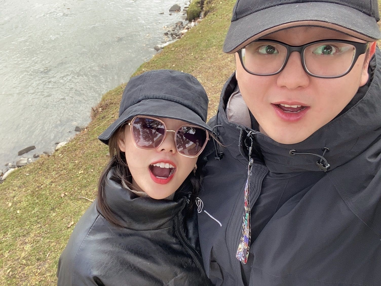 圣诞节庆祝场景，装饰华丽的圣诞树下，情侣拥抱在一起，周围有彩灯装饰