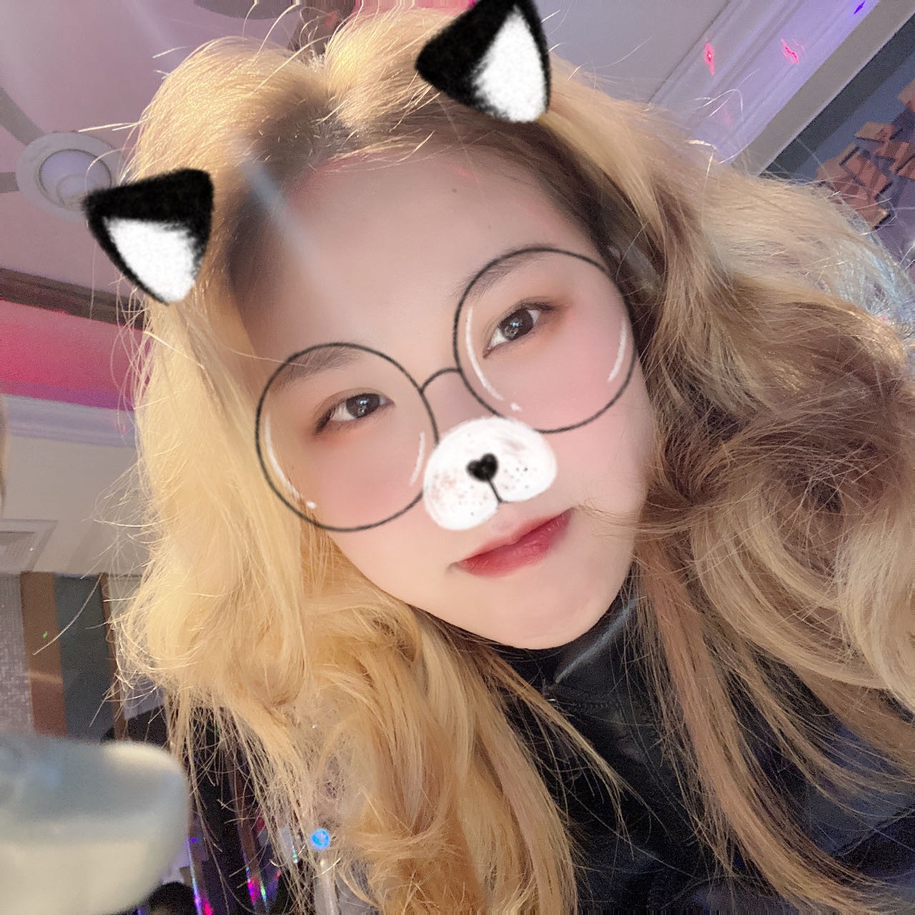 情侣初次约会场景，咖啡厅温馨布置，两人面对面坐着聊天，阳光透过窗户洒在桌面上