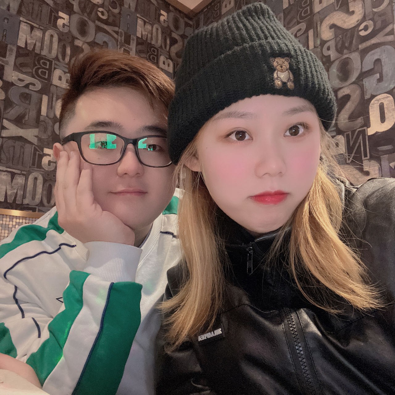 情侣初次约会场景，咖啡厅温馨布置，两人面对面坐着聊天，阳光透过窗户洒在桌面上