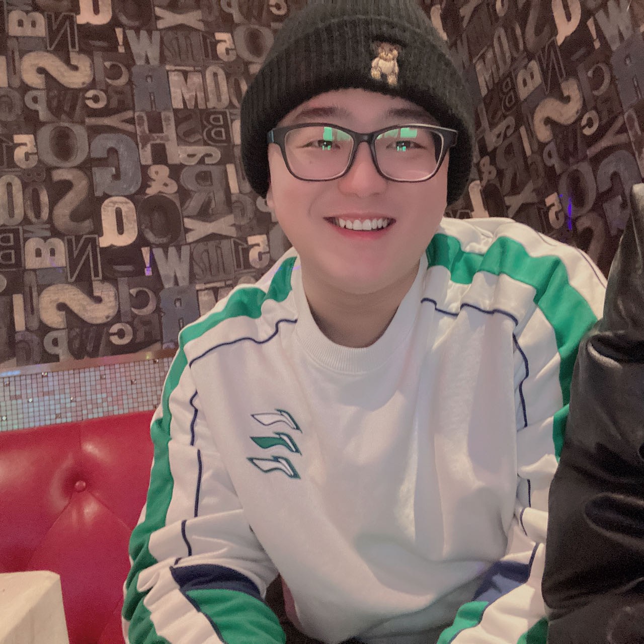 情侣初次约会场景，咖啡厅温馨布置，两人面对面坐着聊天，阳光透过窗户洒在桌面上