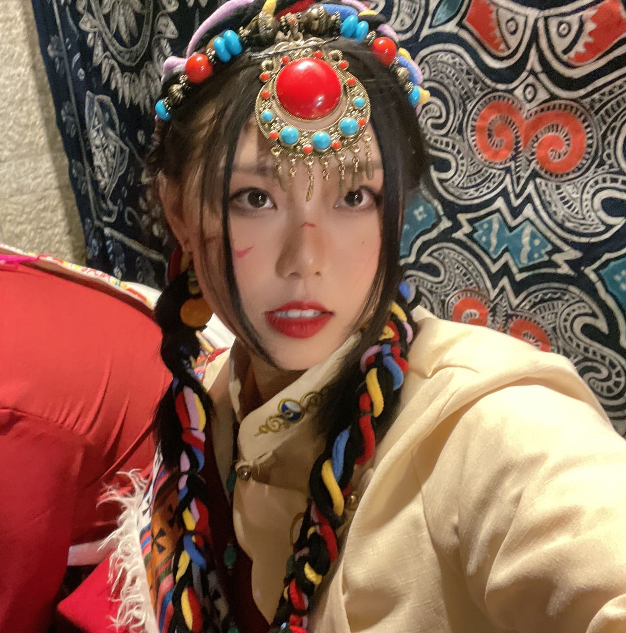 情侣初次约会场景，咖啡厅温馨布置，两人面对面坐着聊天，阳光透过窗户洒在桌面上