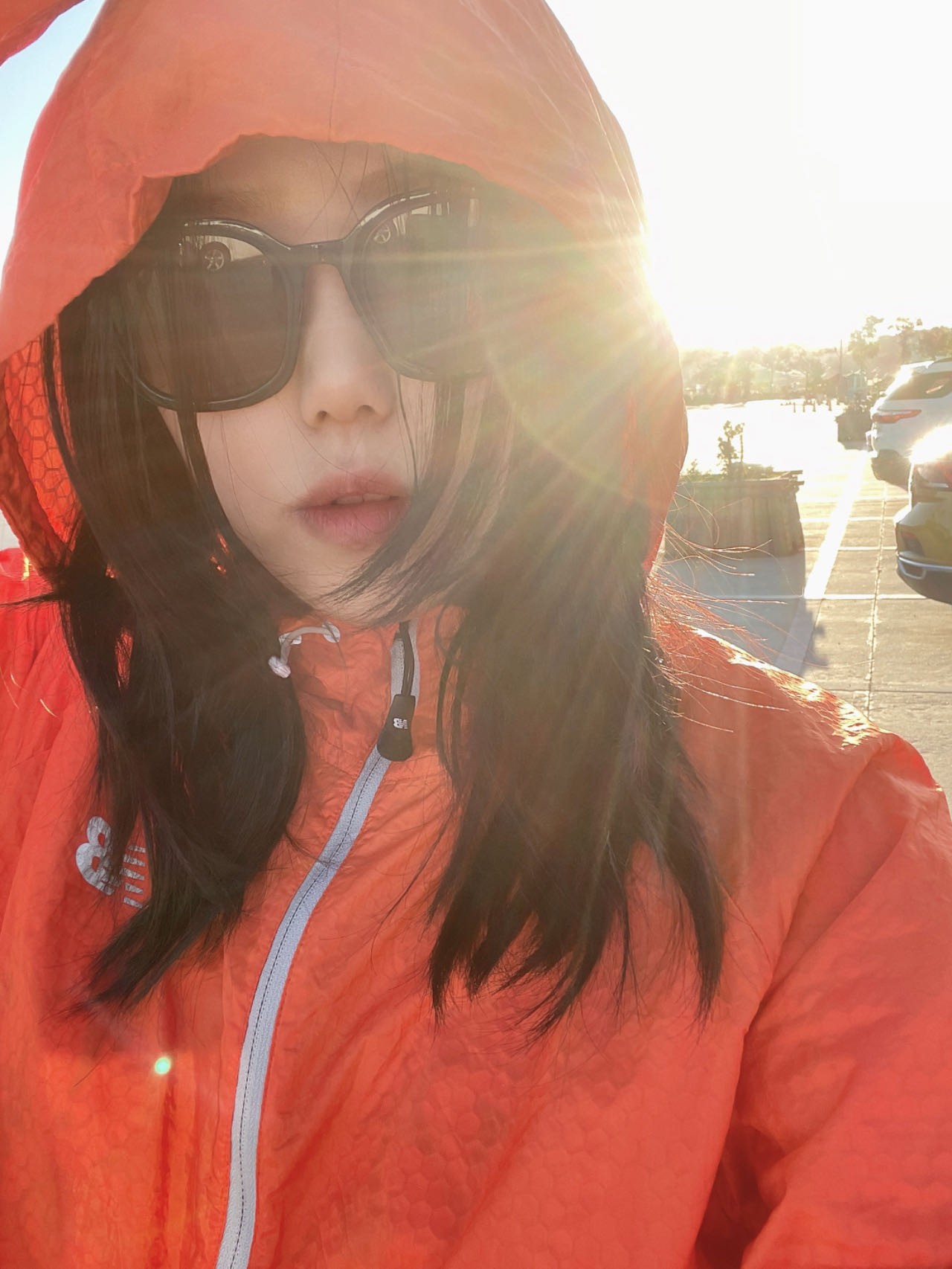 情侣初次约会场景，咖啡厅温馨布置，两人面对面坐着聊天，阳光透过窗户洒在桌面上