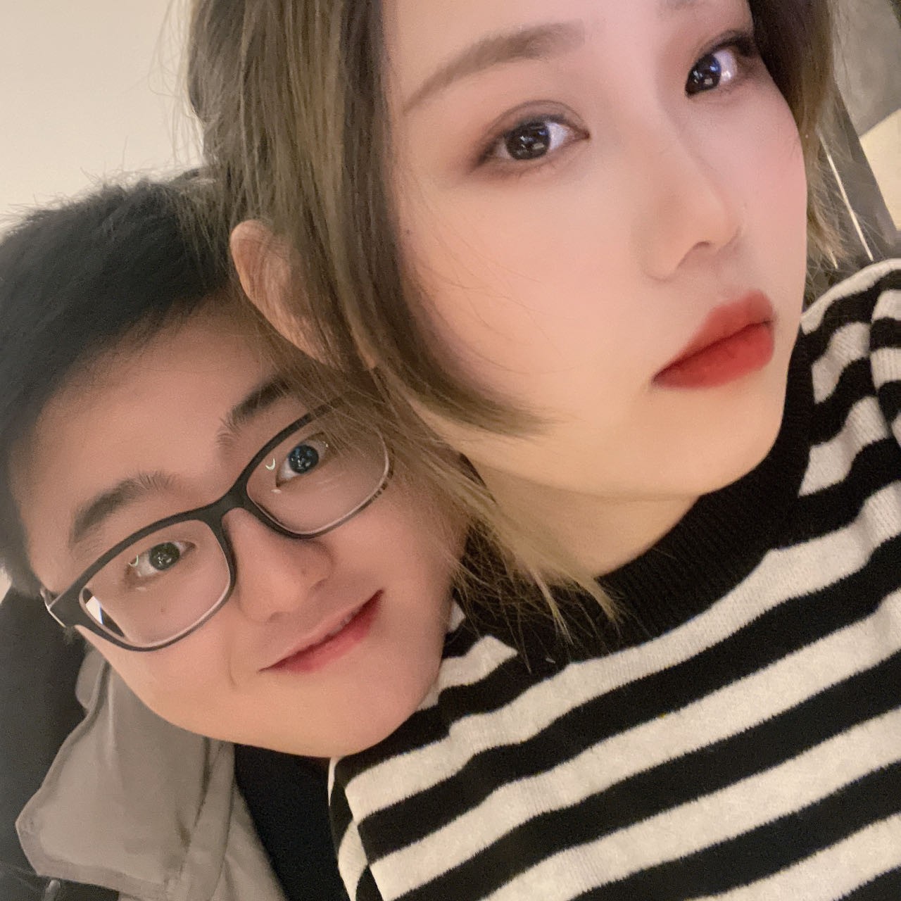 情侣初次约会场景，咖啡厅温馨布置，两人面对面坐着聊天，阳光透过窗户洒在桌面上