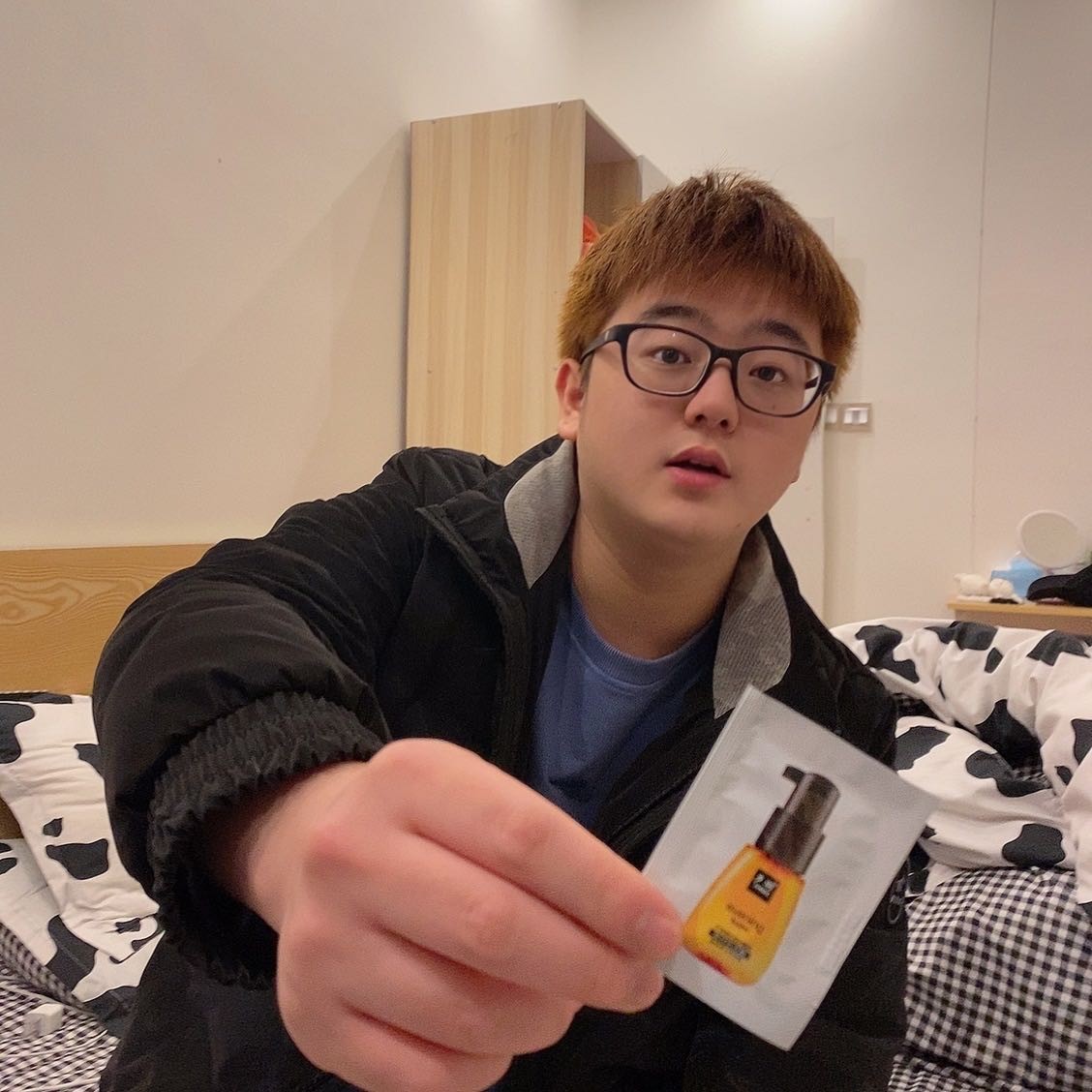 情侣初次约会场景，咖啡厅温馨布置，两人面对面坐着聊天，阳光透过窗户洒在桌面上