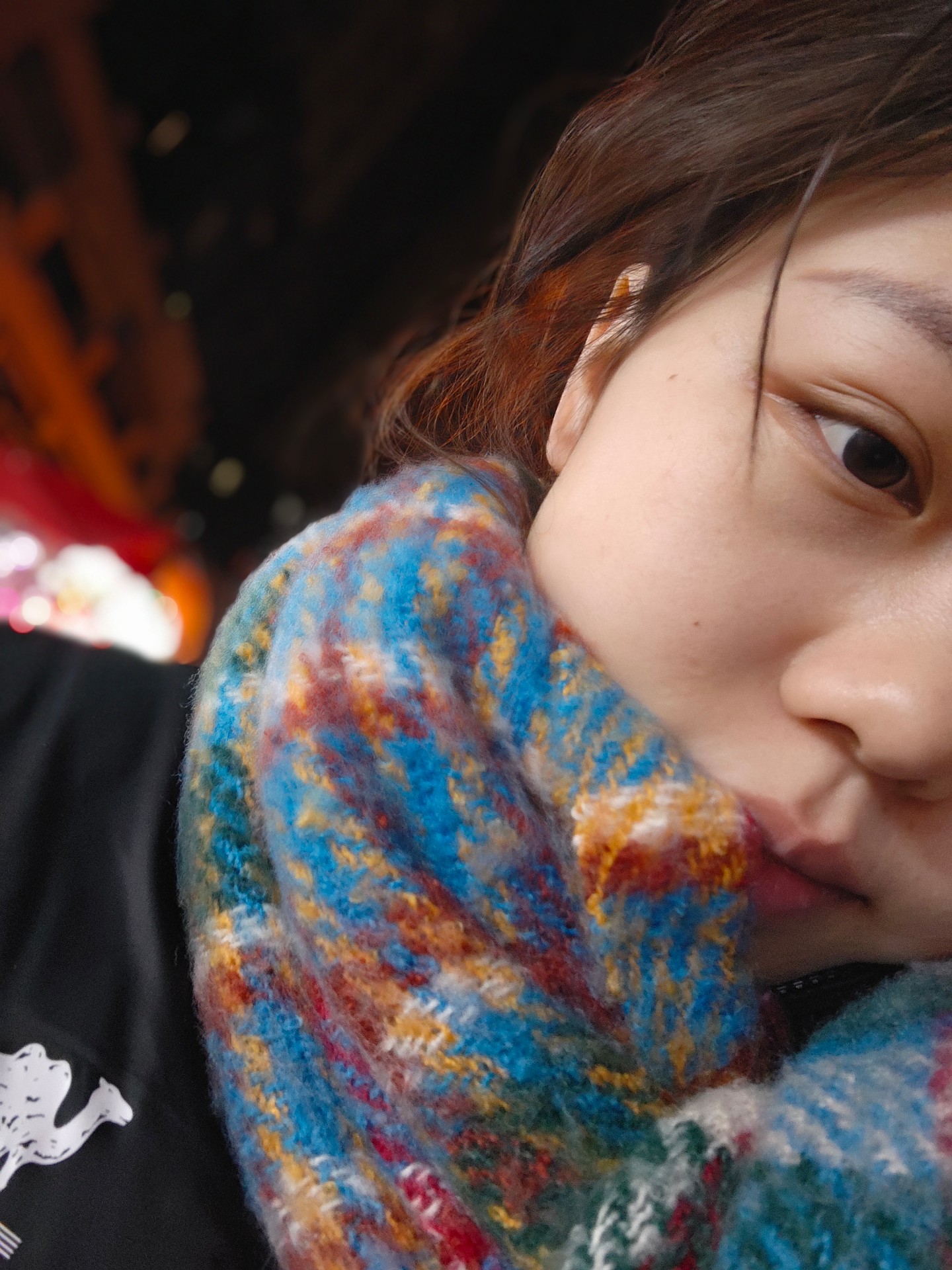 情侣旅行照片，站在海边夕阳下，两人手牵手背影，天空呈现橙红色晚霞