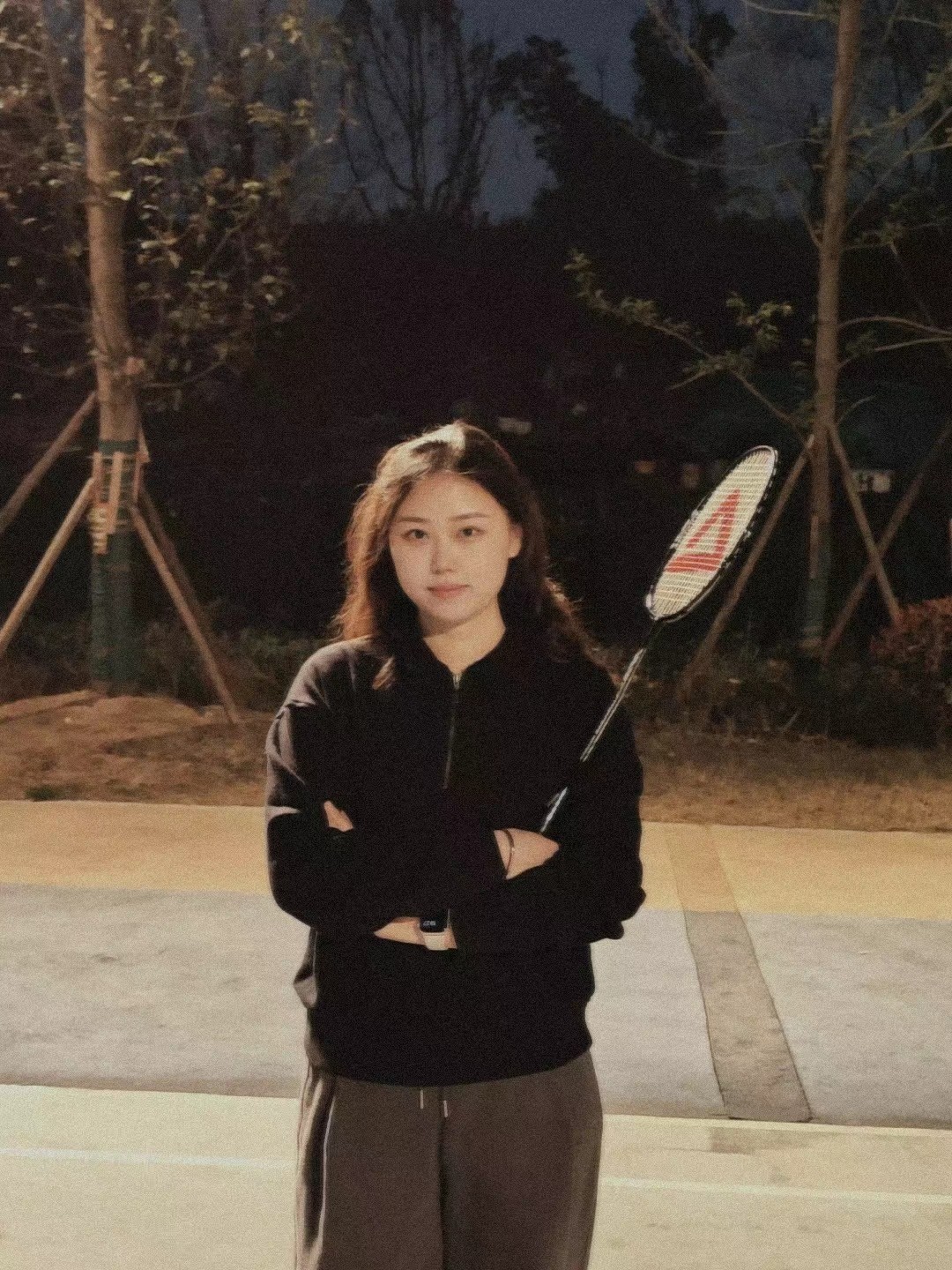 圣诞节庆祝场景，装饰华丽的圣诞树下，情侣拥抱在一起，周围有彩灯装饰