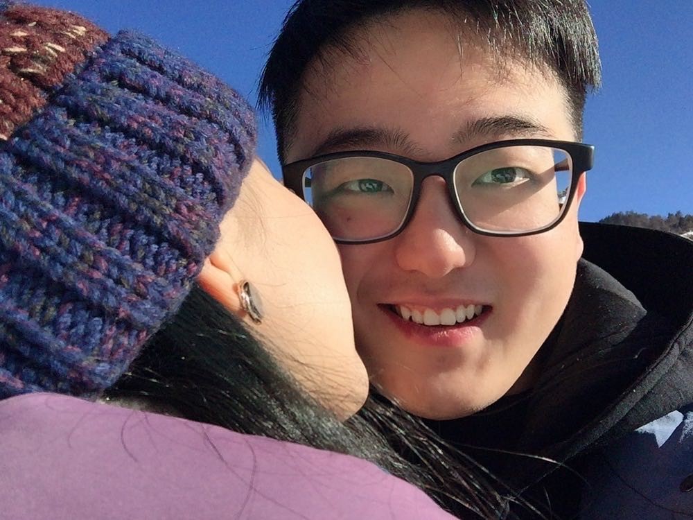 情侣初次约会场景，咖啡厅温馨布置，两人面对面坐着聊天，阳光透过窗户洒在桌面上