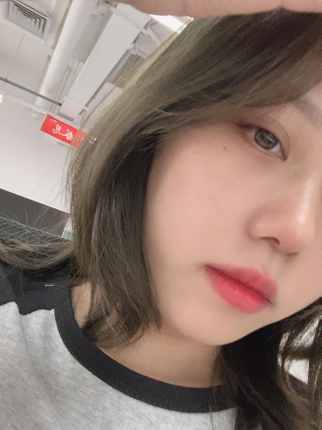 情侣初次约会场景，咖啡厅温馨布置，两人面对面坐着聊天，阳光透过窗户洒在桌面上