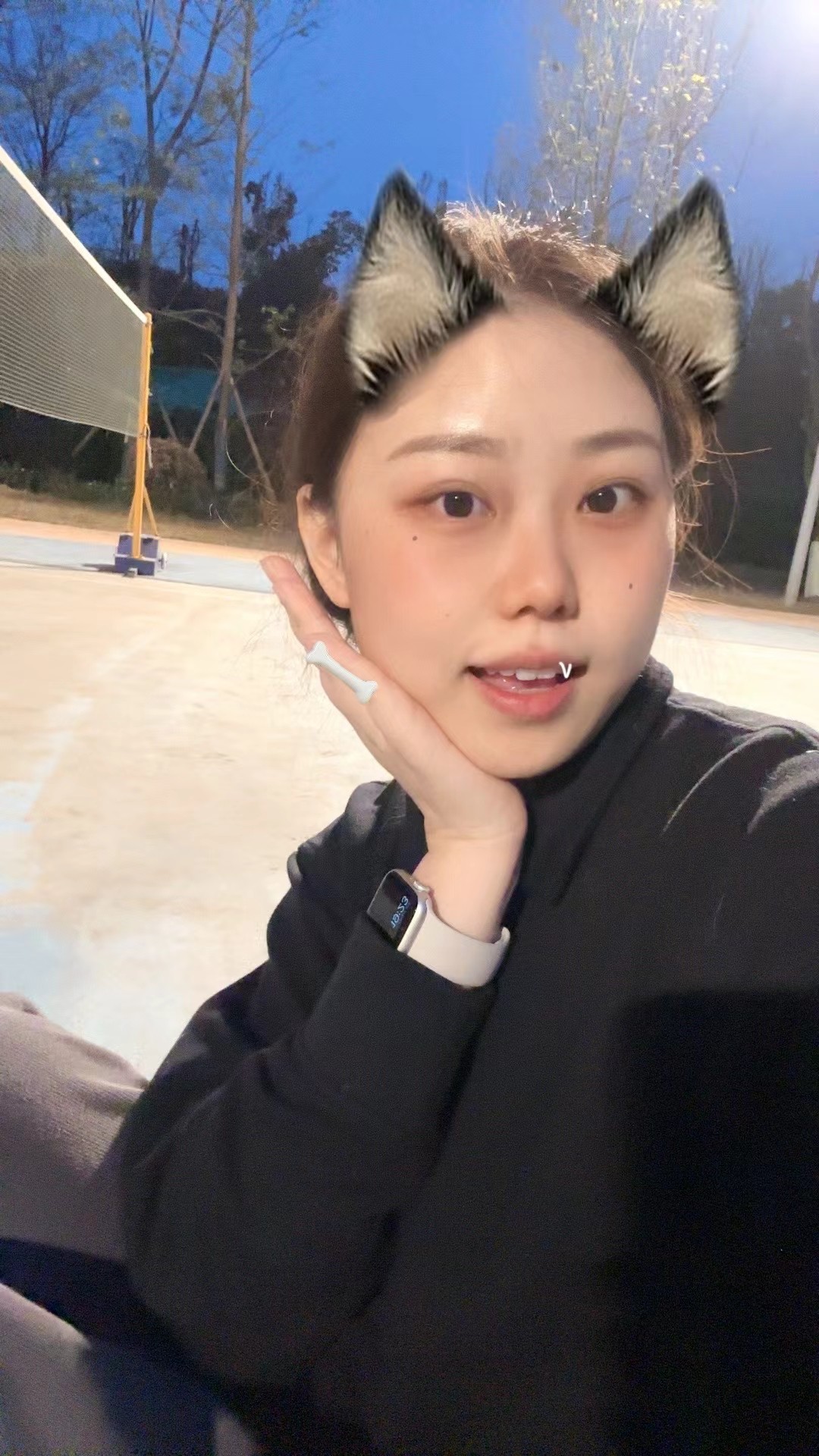 情侣初次约会场景，咖啡厅温馨布置，两人面对面坐着聊天，阳光透过窗户洒在桌面上