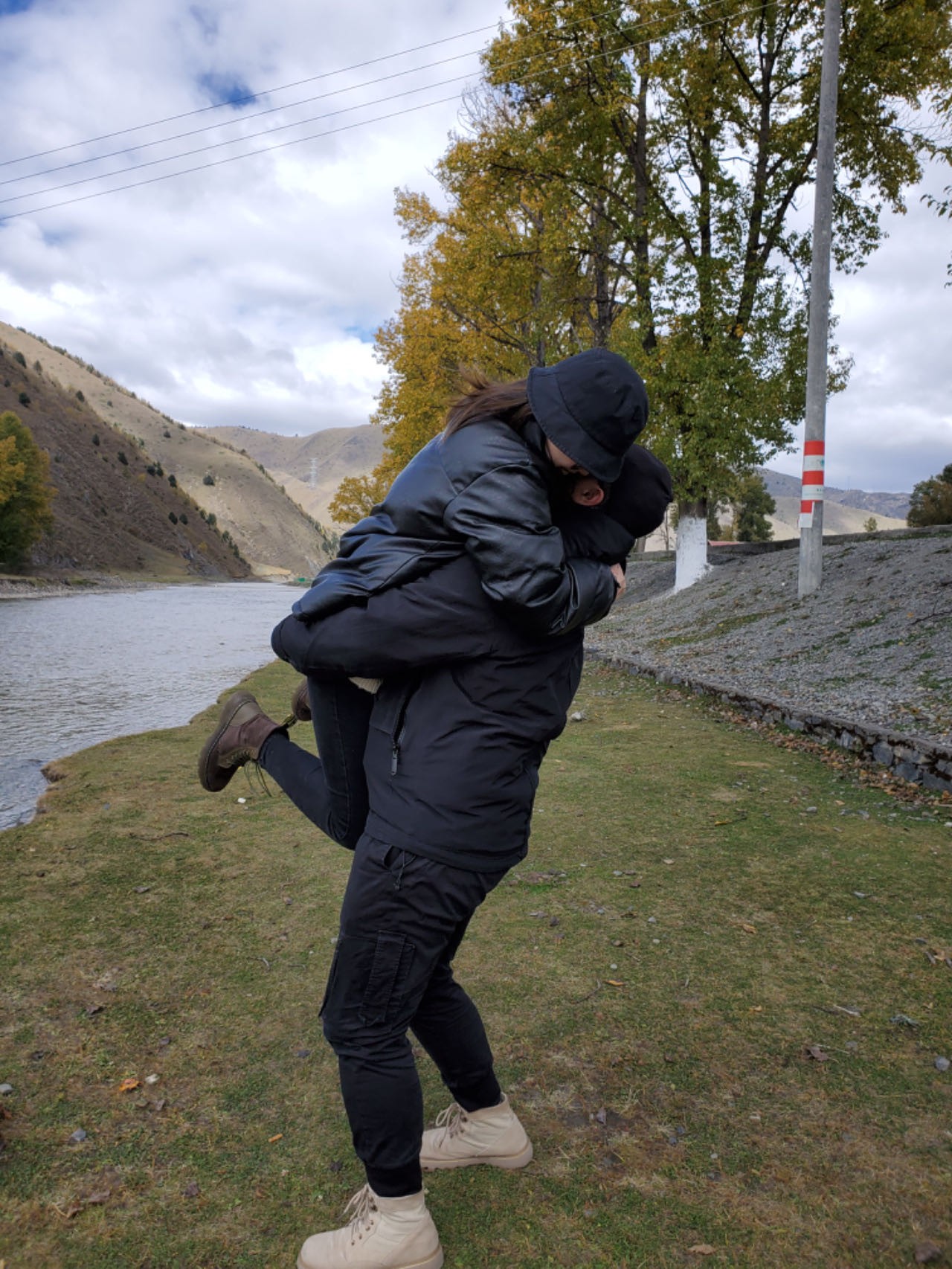 情侣初次约会场景，咖啡厅温馨布置，两人面对面坐着聊天，阳光透过窗户洒在桌面上