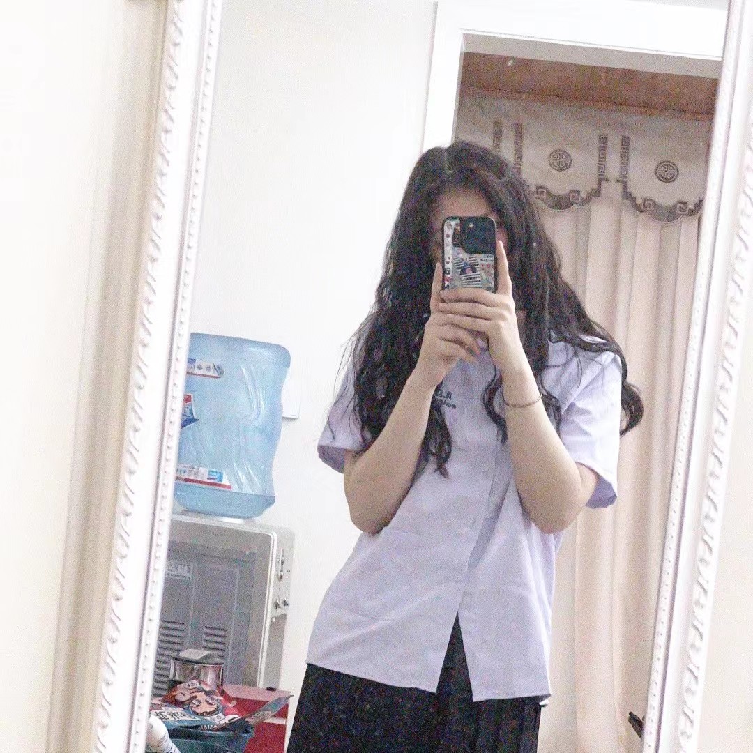 生日庆祝场景，生日蛋糕前的情侣，烛光映照两人的笑脸，温馨浪漫