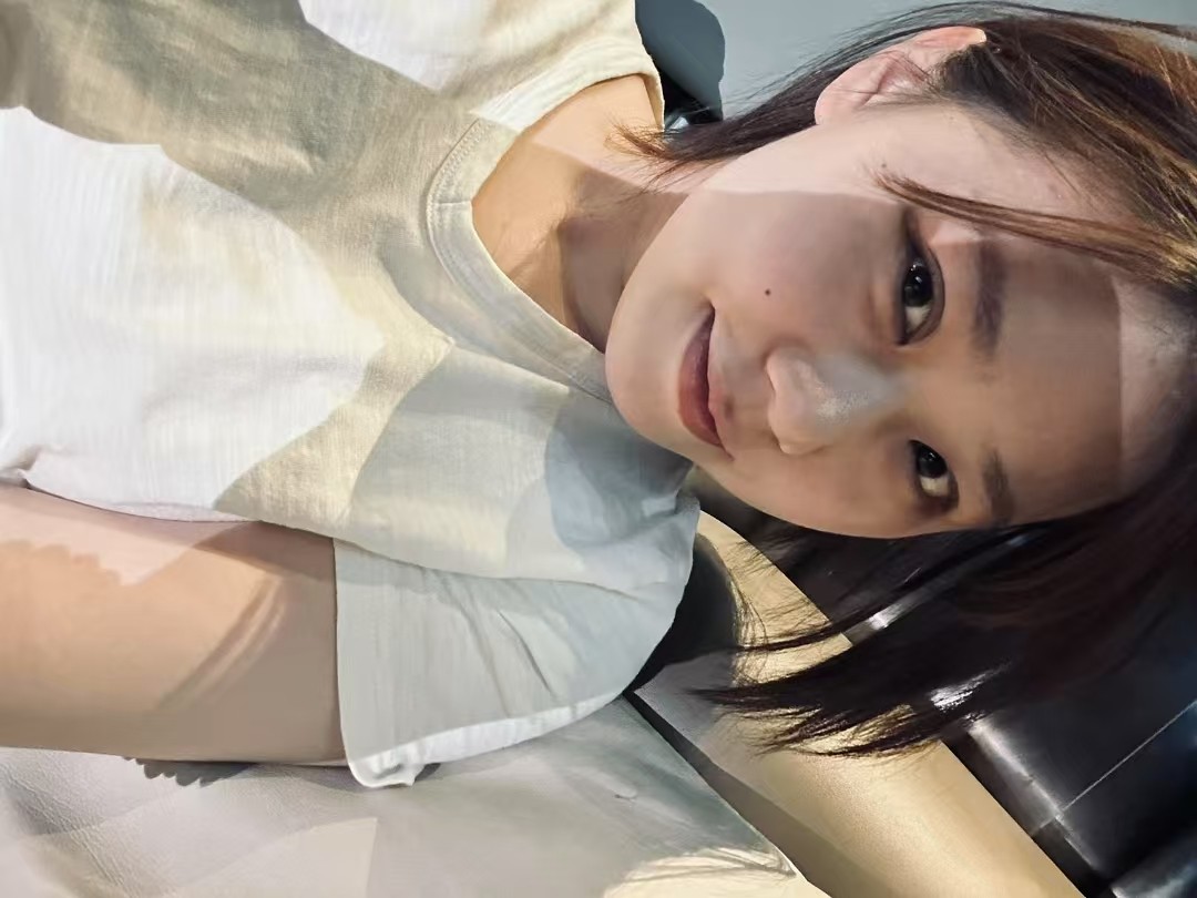 电影院观影场景，情侣并肩坐在影院座位上，屏幕光芒照亮两人的侧脸