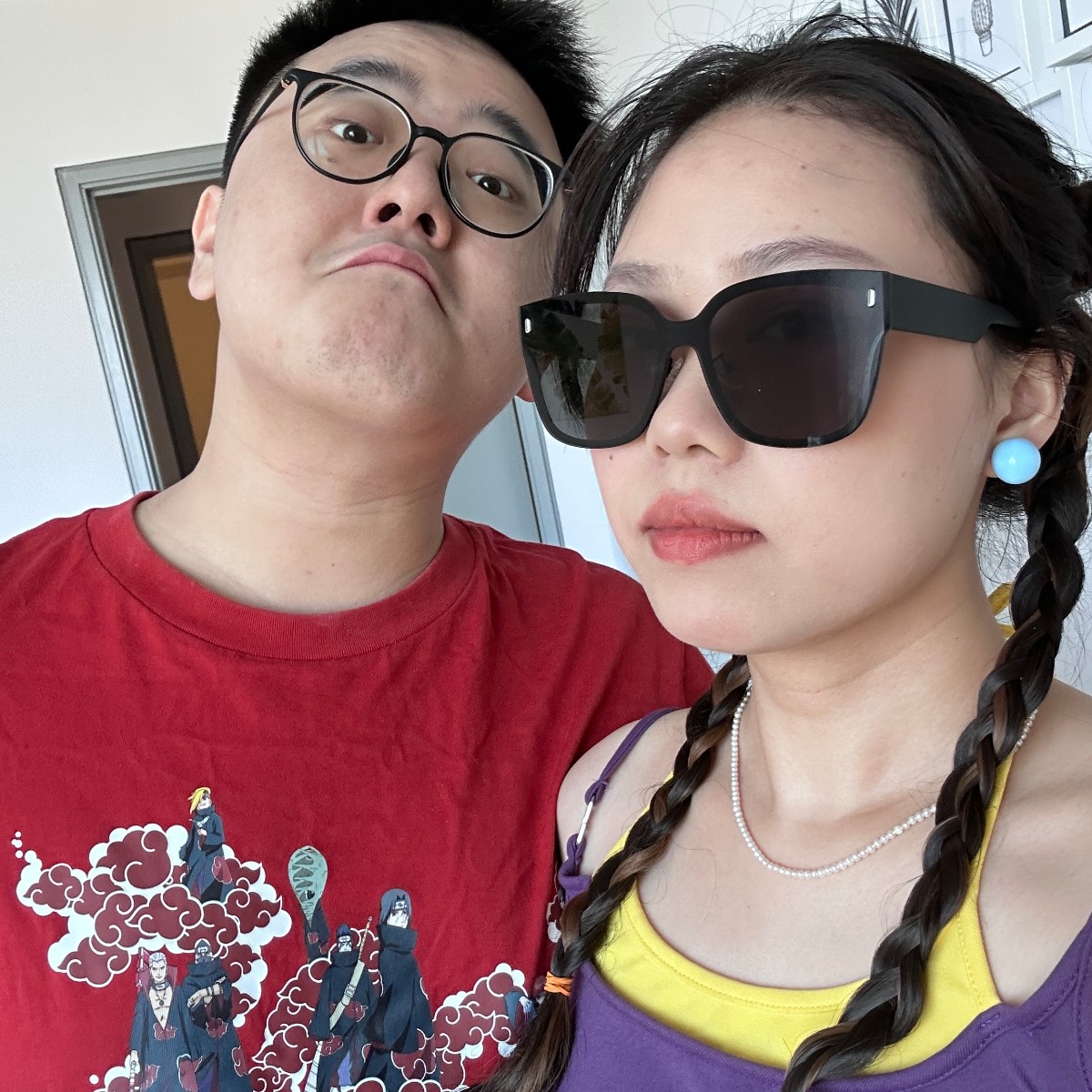 浪漫晚餐场景，烛光晚餐布置，精致餐具，情侣面对面用餐，氛围温馨