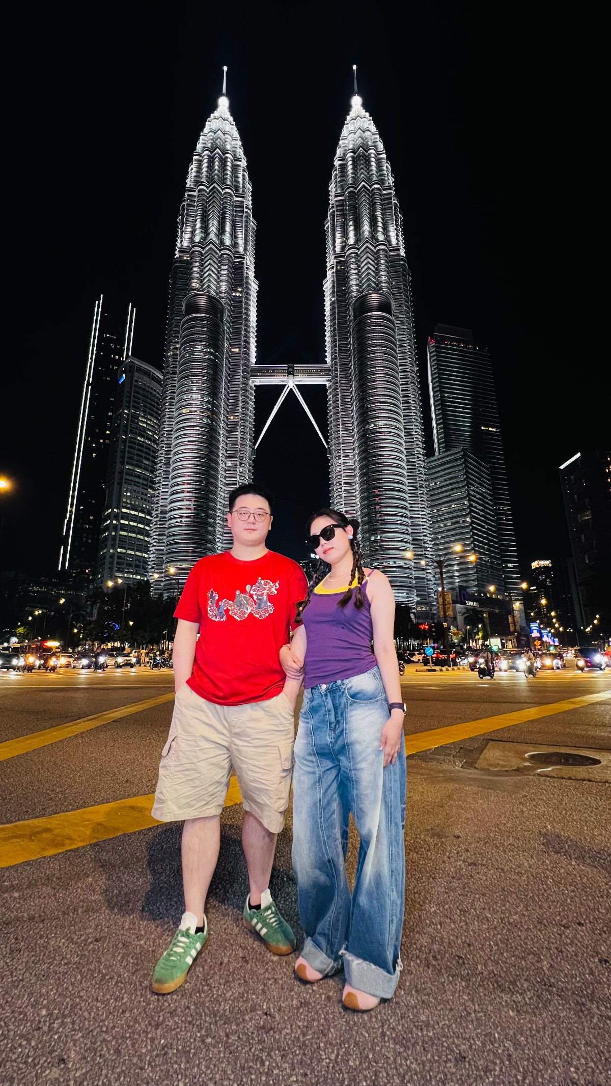 电影院观影场景，情侣并肩坐在影院座位上，屏幕光芒照亮两人的侧脸