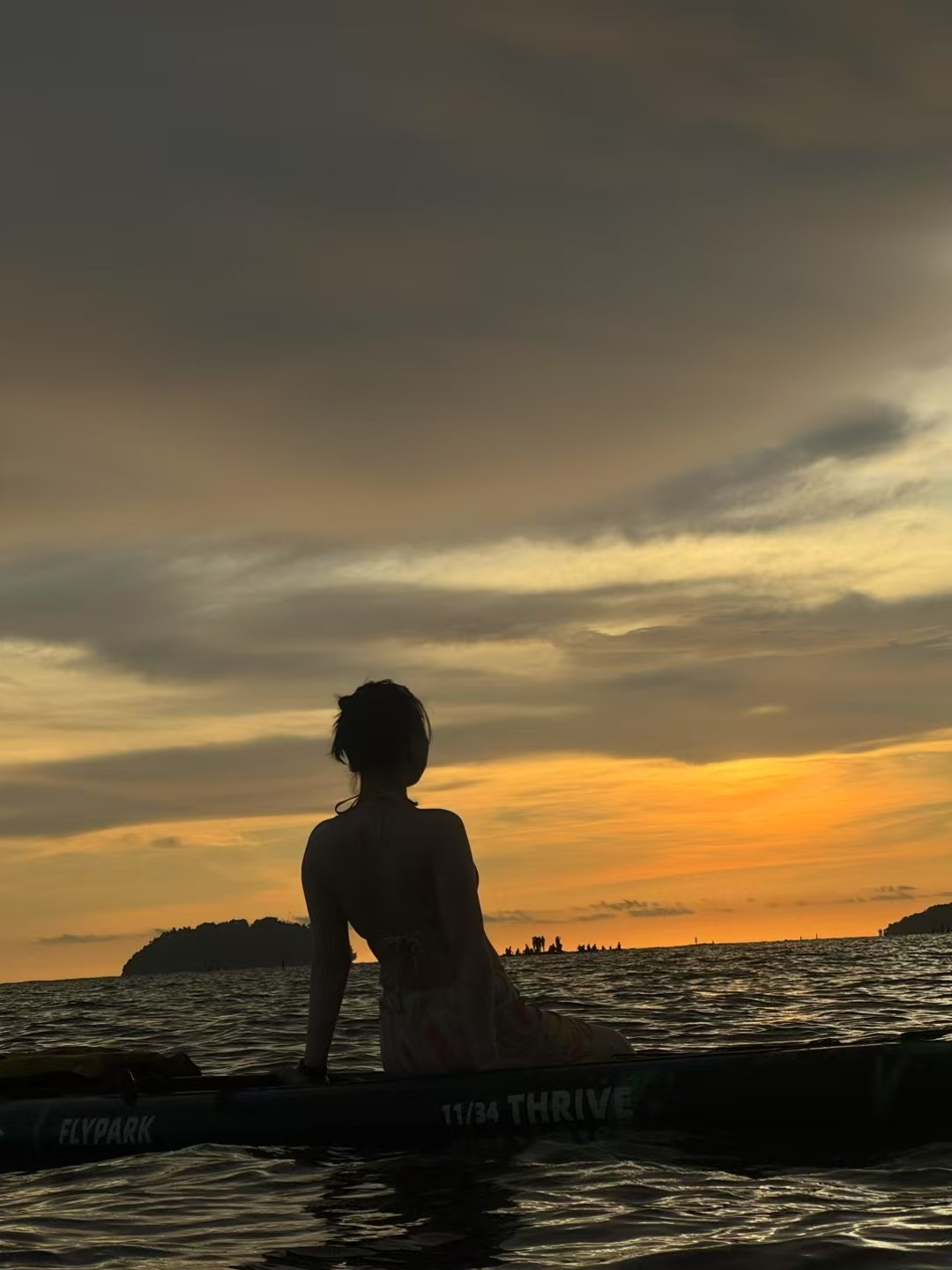 生日庆祝场景，生日蛋糕前的情侣，烛光映照两人的笑脸，温馨浪漫