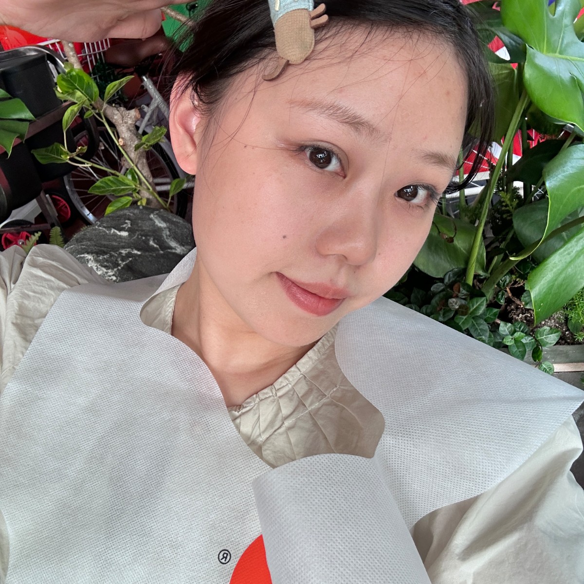 浪漫晚餐场景，烛光晚餐布置，精致餐具，情侣面对面用餐，氛围温馨