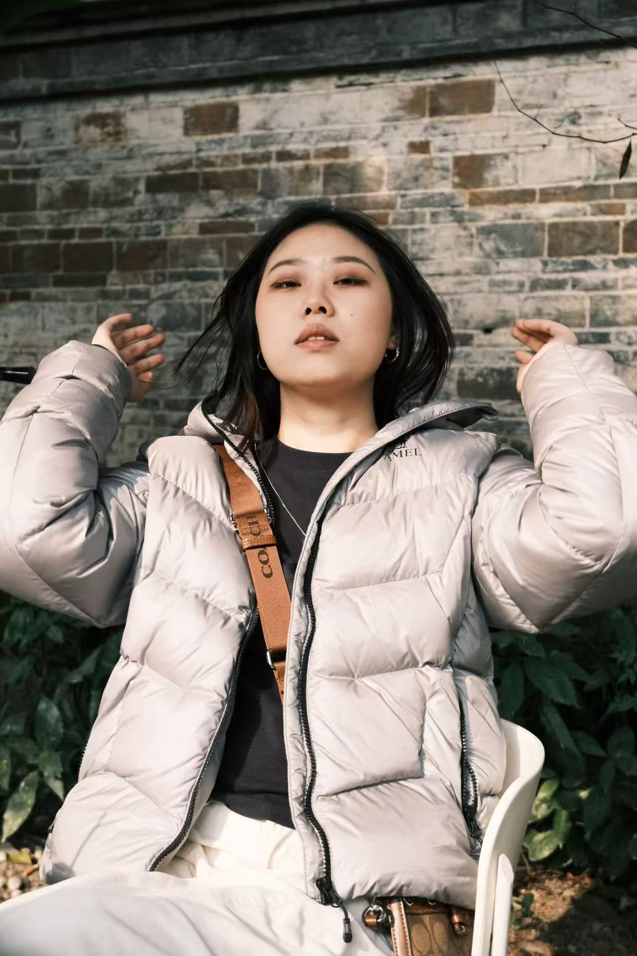 生日庆祝场景，生日蛋糕前的情侣，烛光映照两人的笑脸，温馨浪漫