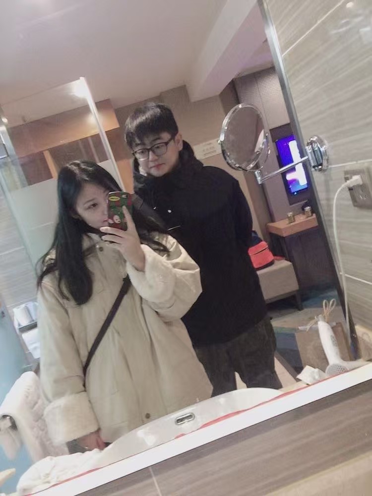 电影院观影场景，情侣并肩坐在影院座位上，屏幕光芒照亮两人的侧脸