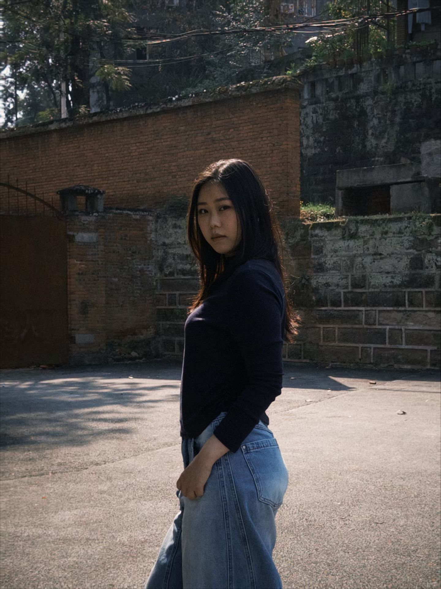 浪漫晚餐场景，烛光晚餐布置，精致餐具，情侣面对面用餐，氛围温馨