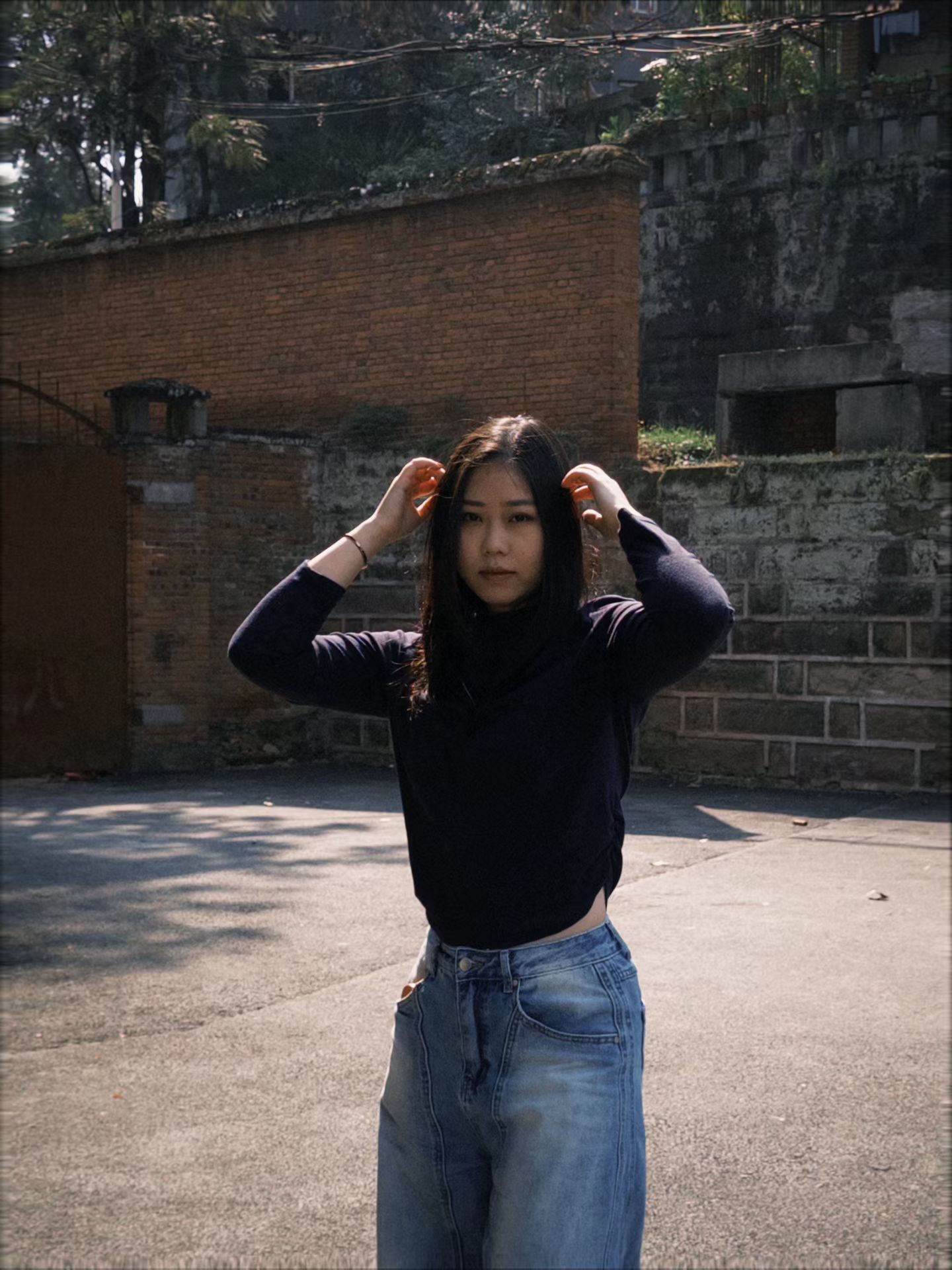 生日庆祝场景，生日蛋糕前的情侣，烛光映照两人的笑脸，温馨浪漫