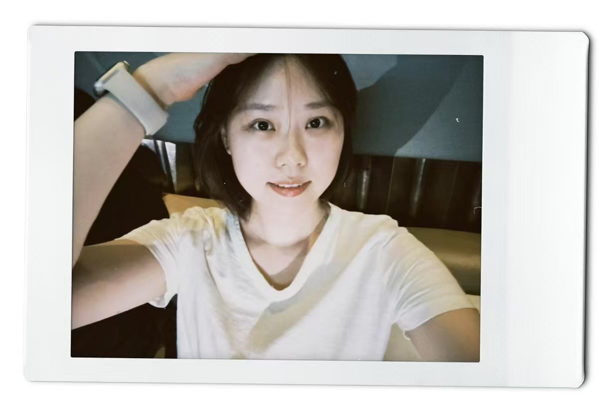 电影院观影场景，情侣并肩坐在影院座位上，屏幕光芒照亮两人的侧脸