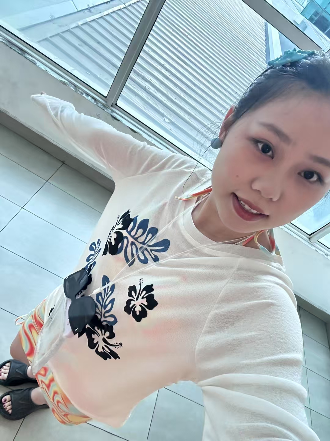 浪漫晚餐场景，烛光晚餐布置，精致餐具，情侣面对面用餐，氛围温馨