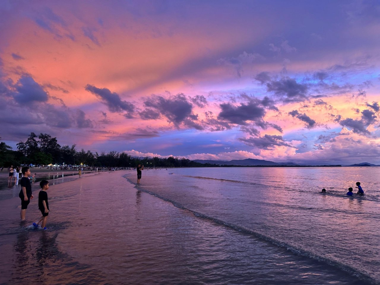 生日庆祝场景，生日蛋糕前的情侣，烛光映照两人的笑脸，温馨浪漫