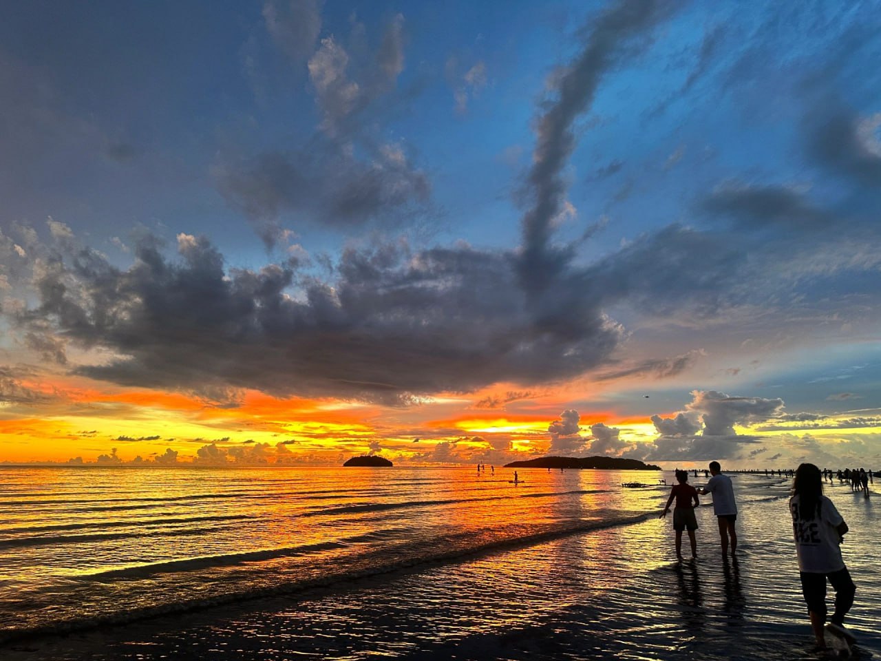 电影院观影场景，情侣并肩坐在影院座位上，屏幕光芒照亮两人的侧脸
