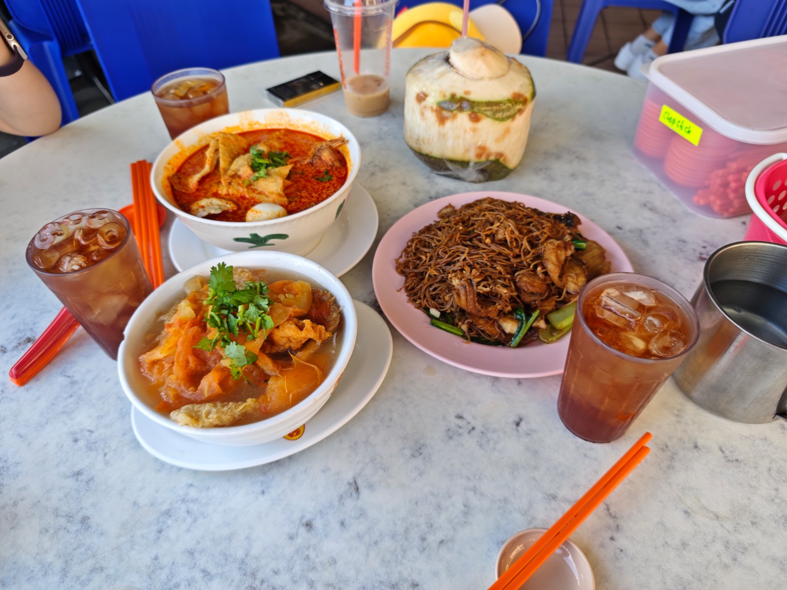 浪漫晚餐场景，烛光晚餐布置，精致餐具，情侣面对面用餐，氛围温馨