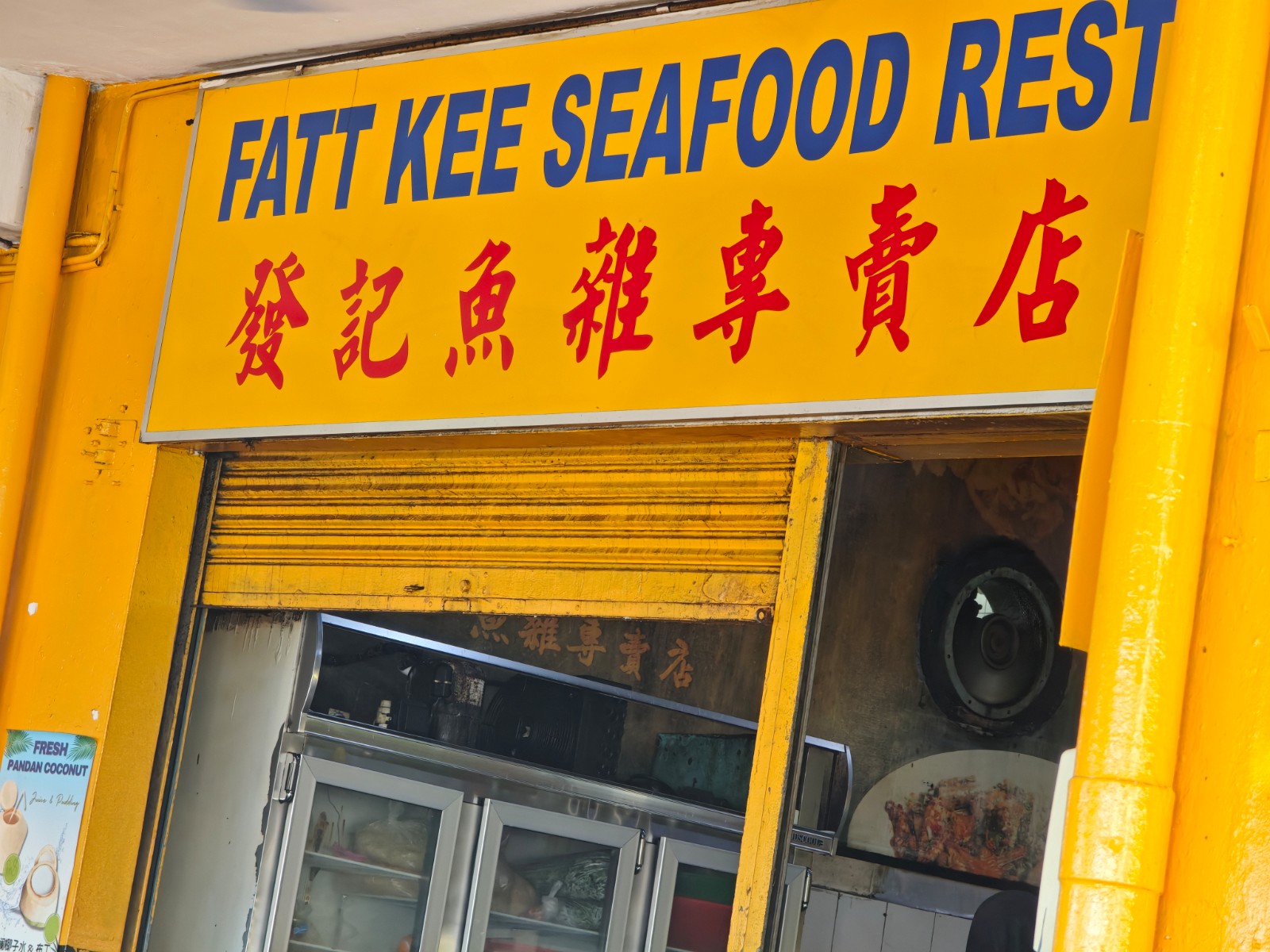 生日庆祝场景，生日蛋糕前的情侣，烛光映照两人的笑脸，温馨浪漫