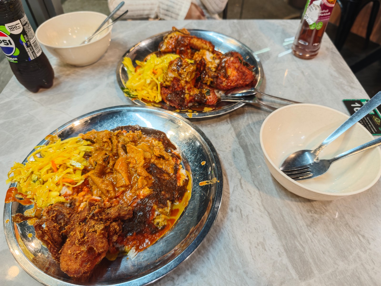 电影院观影场景，情侣并肩坐在影院座位上，屏幕光芒照亮两人的侧脸