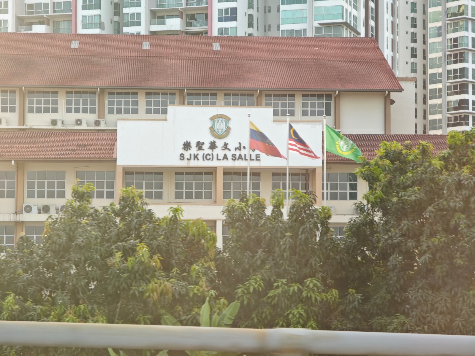 浪漫晚餐场景，烛光晚餐布置，精致餐具，情侣面对面用餐，氛围温馨