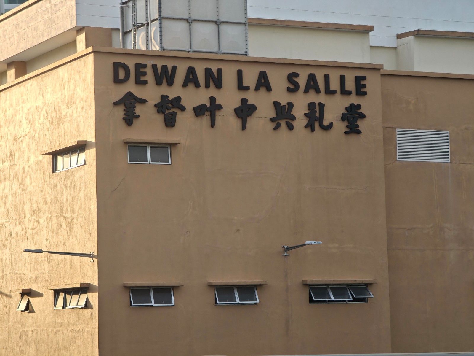 生日庆祝场景，生日蛋糕前的情侣，烛光映照两人的笑脸，温馨浪漫