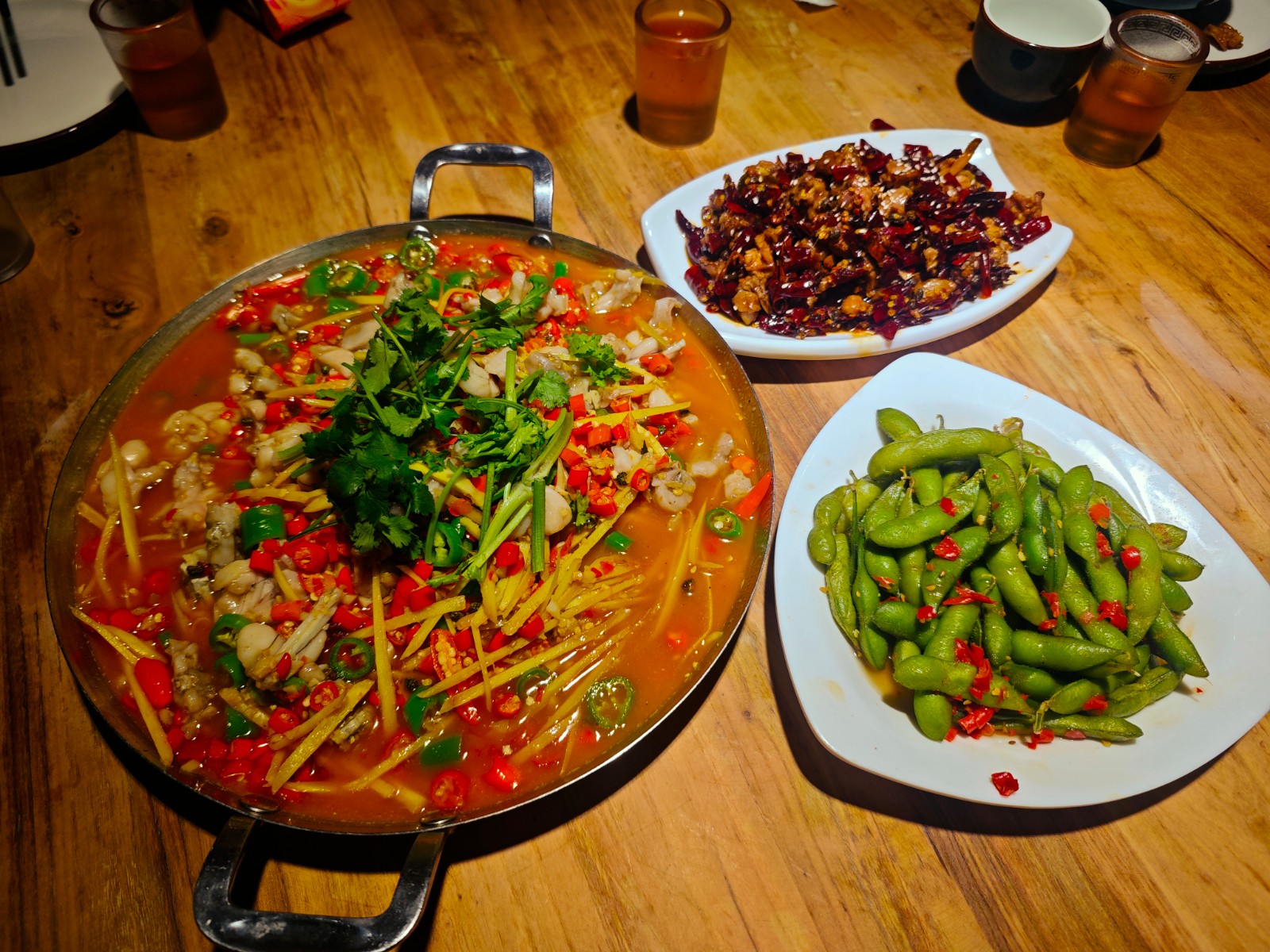 电影院观影场景，情侣并肩坐在影院座位上，屏幕光芒照亮两人的侧脸