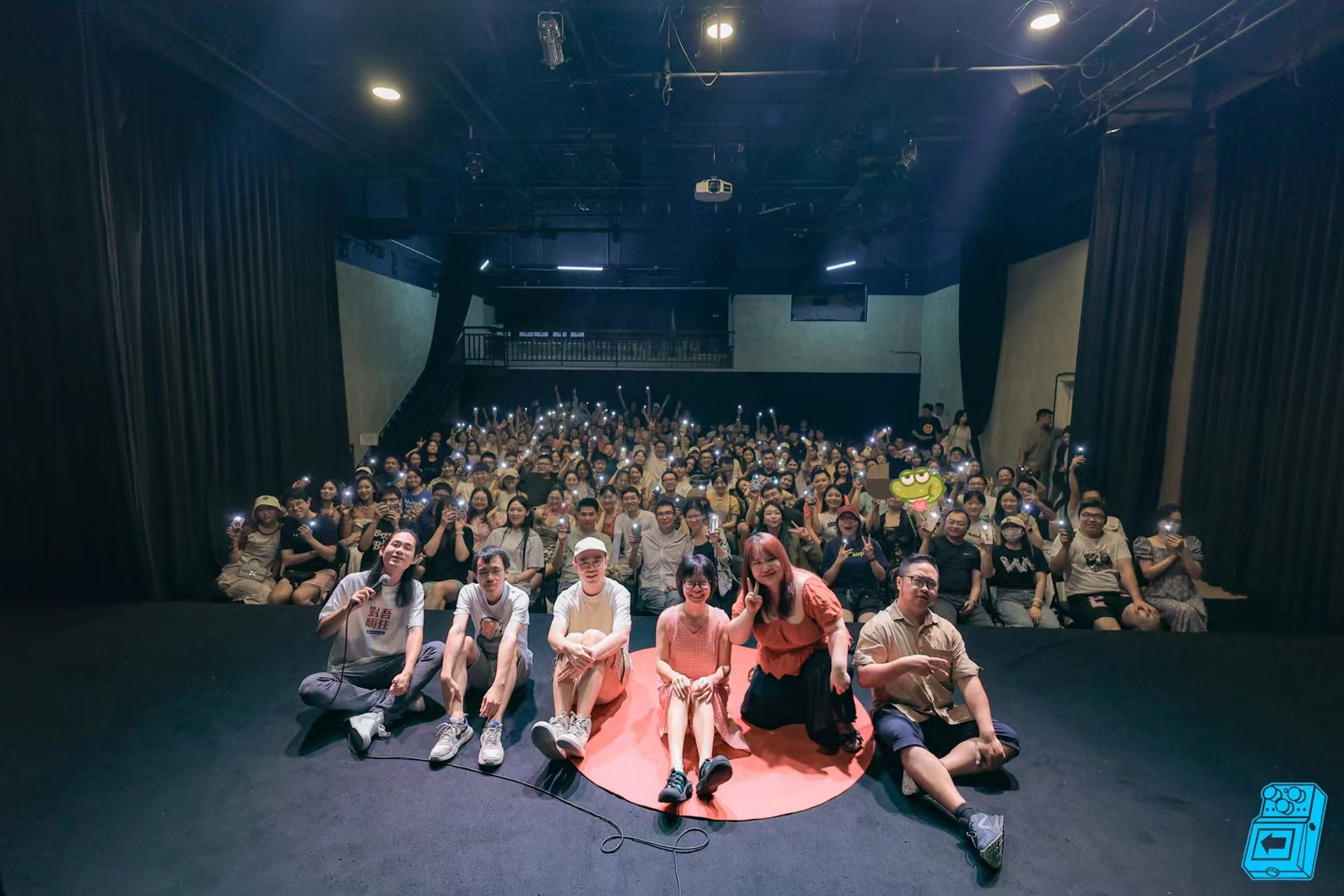 浪漫晚餐场景，烛光晚餐布置，精致餐具，情侣面对面用餐，氛围温馨