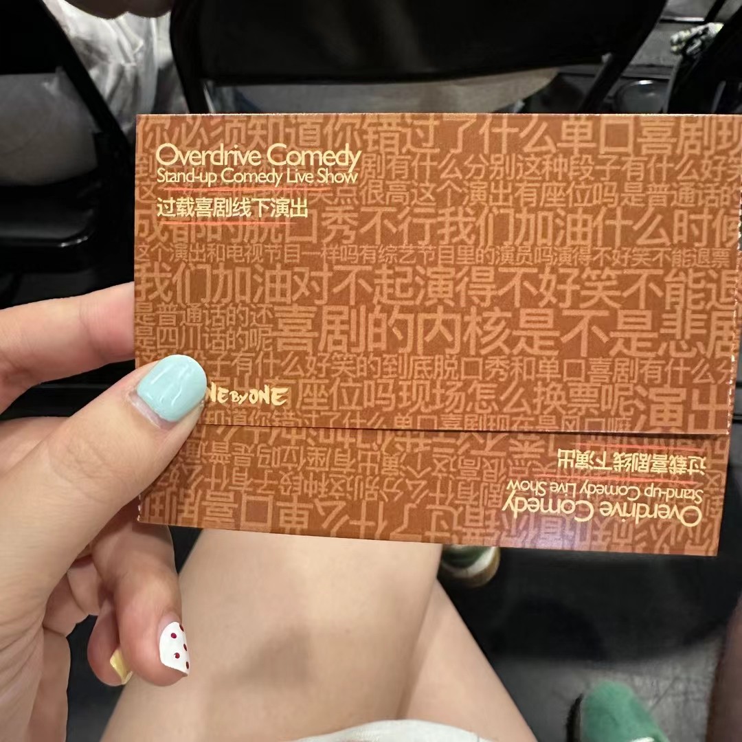 浪漫晚餐场景，烛光晚餐布置，精致餐具，情侣面对面用餐，氛围温馨