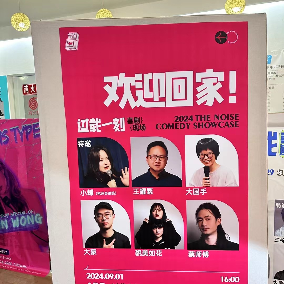 电影院观影场景，情侣并肩坐在影院座位上，屏幕光芒照亮两人的侧脸