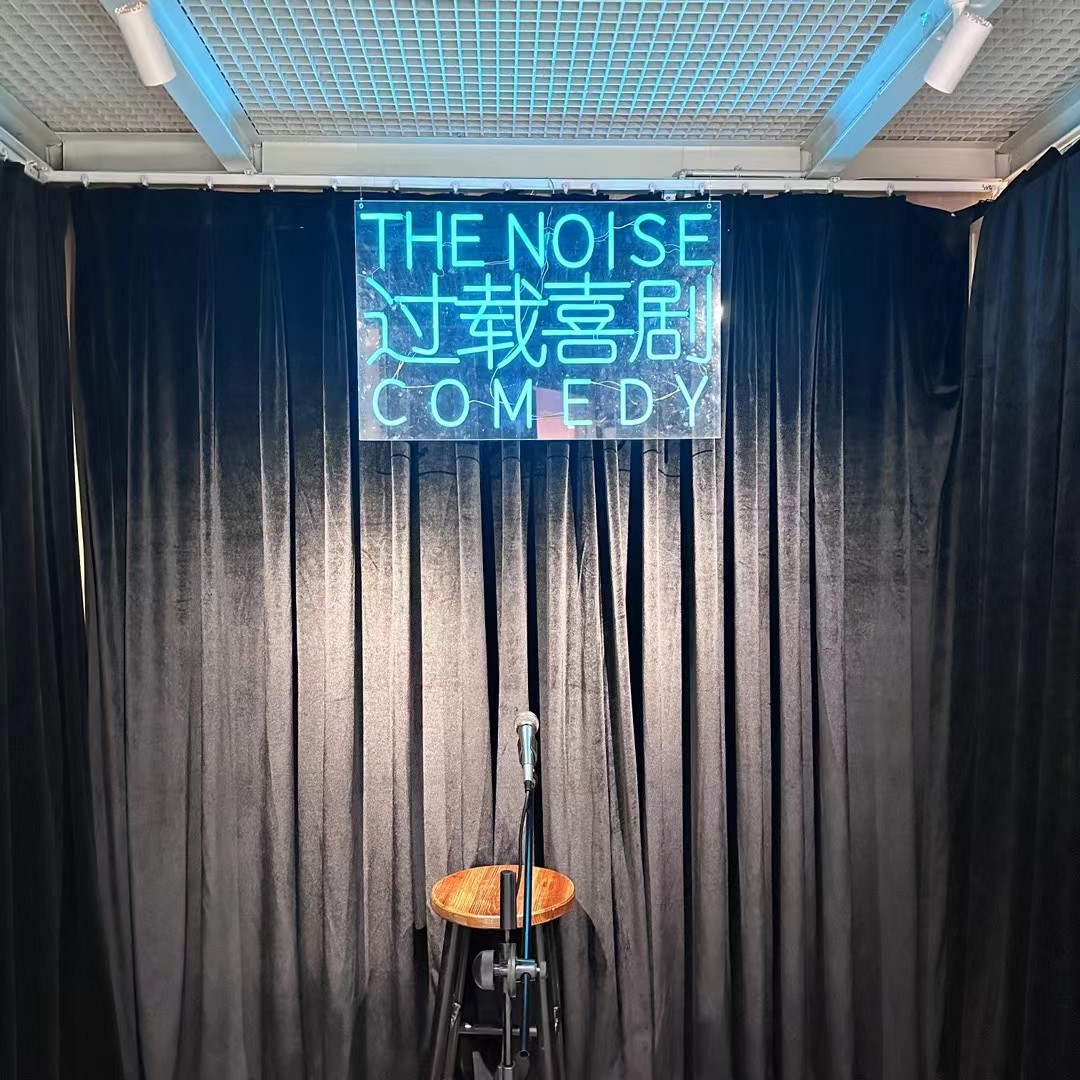 生日庆祝场景，生日蛋糕前的情侣，烛光映照两人的笑脸，温馨浪漫