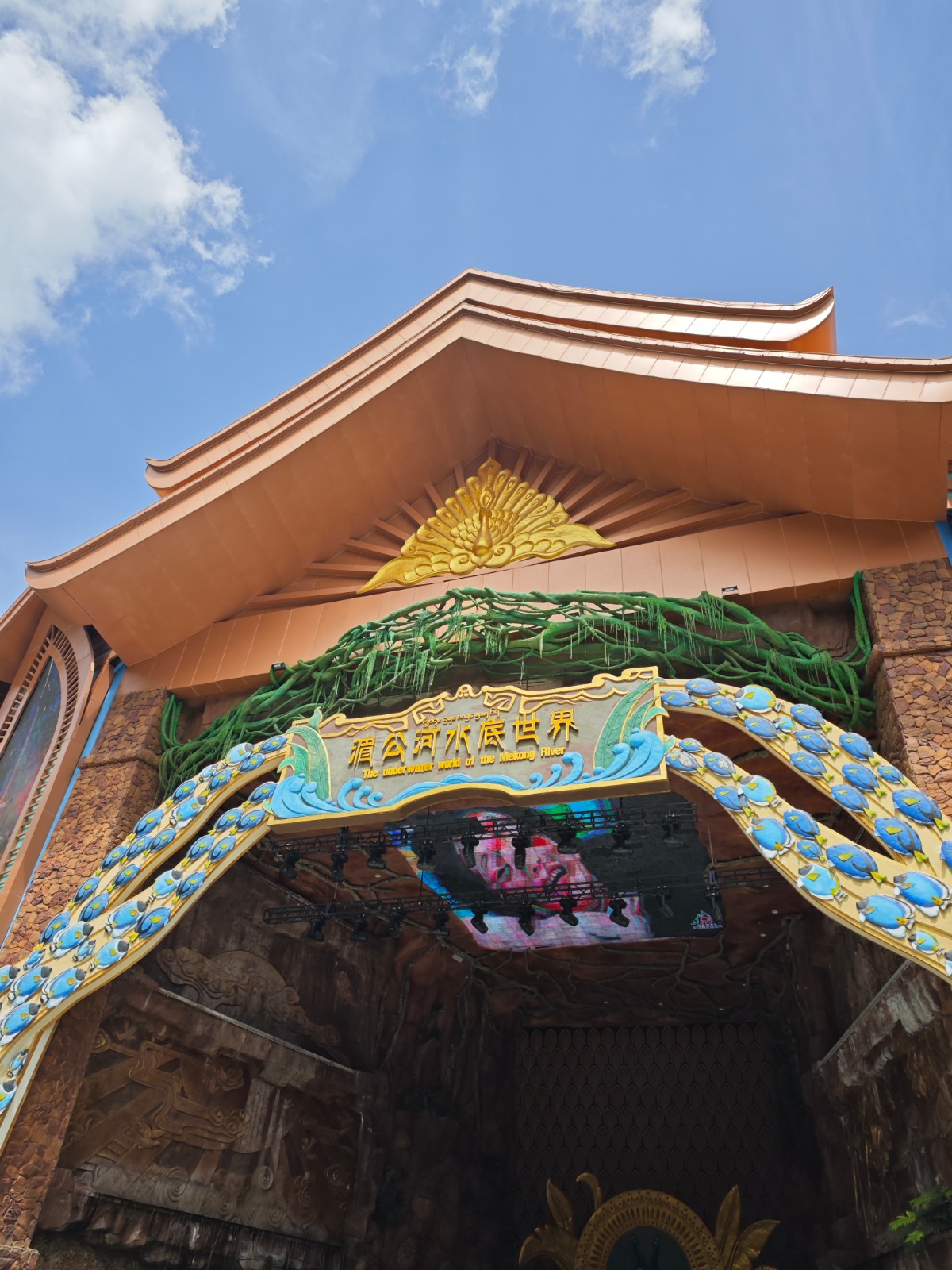 浪漫晚餐场景，烛光晚餐布置，精致餐具，情侣面对面用餐，氛围温馨