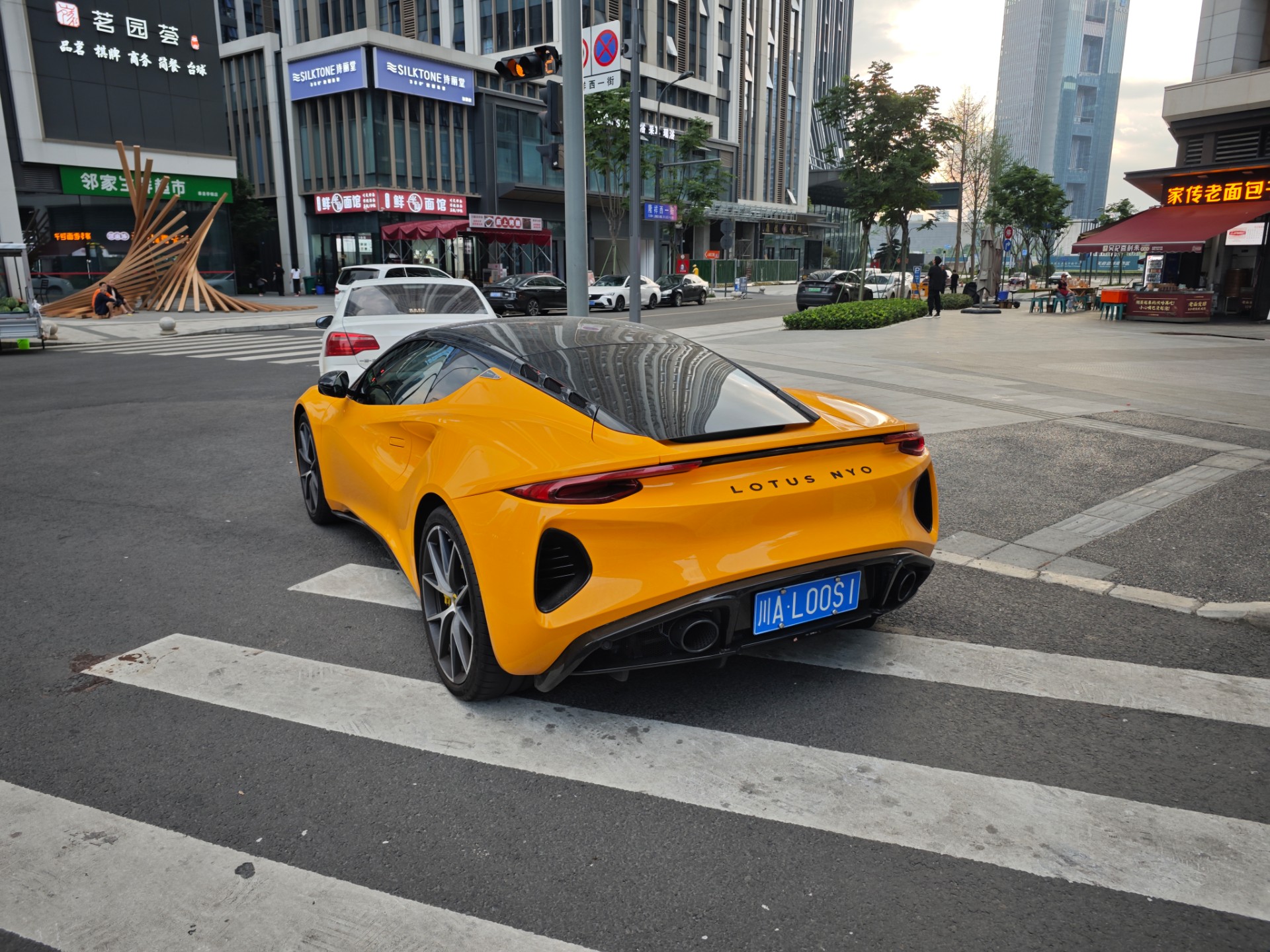 电影院观影场景，情侣并肩坐在影院座位上，屏幕光芒照亮两人的侧脸