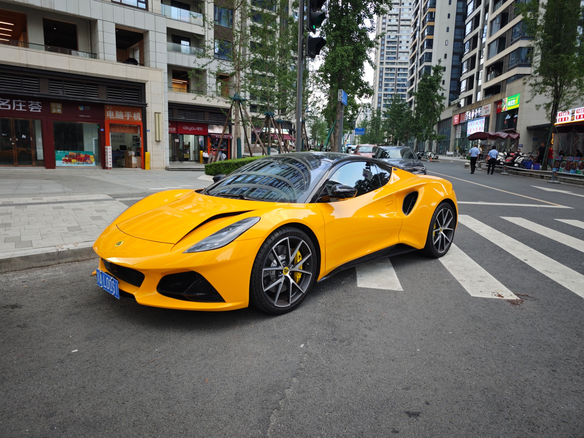 浪漫晚餐场景，烛光晚餐布置，精致餐具，情侣面对面用餐，氛围温馨