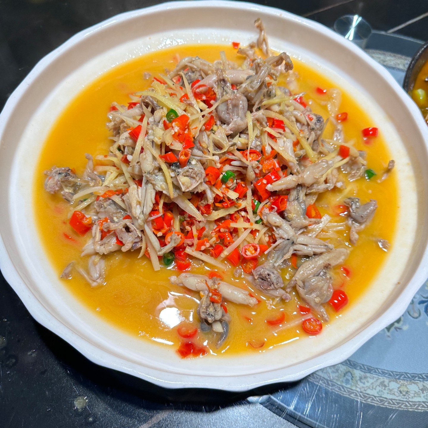 生日庆祝场景，生日蛋糕前的情侣，烛光映照两人的笑脸，温馨浪漫