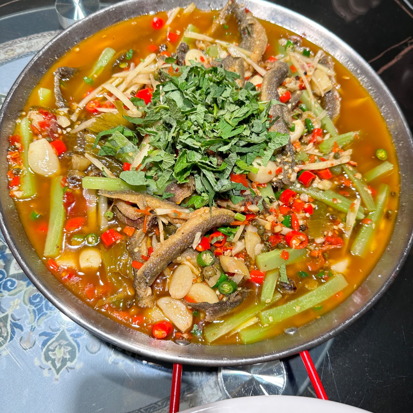 电影院观影场景，情侣并肩坐在影院座位上，屏幕光芒照亮两人的侧脸