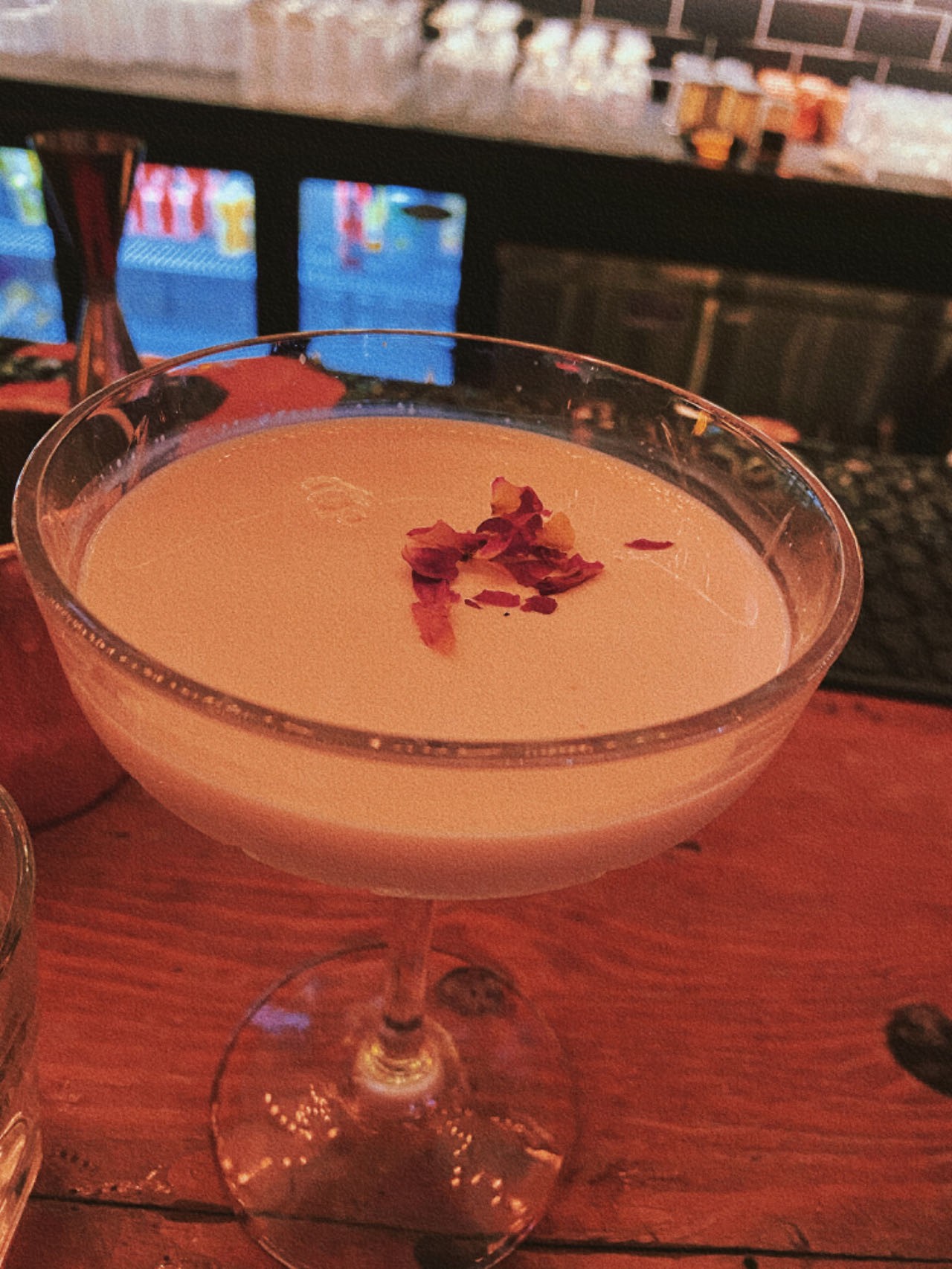 生日庆祝场景，生日蛋糕前的情侣，烛光映照两人的笑脸，温馨浪漫