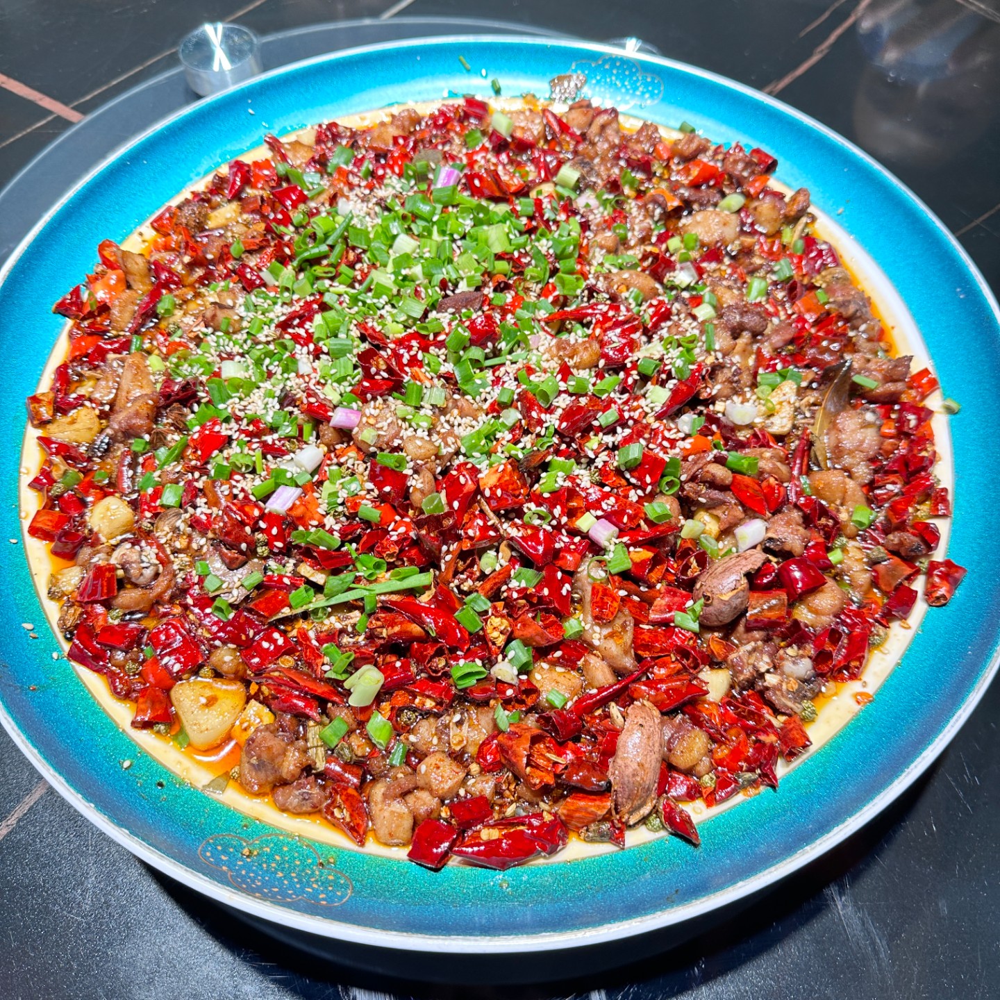 浪漫晚餐场景，烛光晚餐布置，精致餐具，情侣面对面用餐，氛围温馨