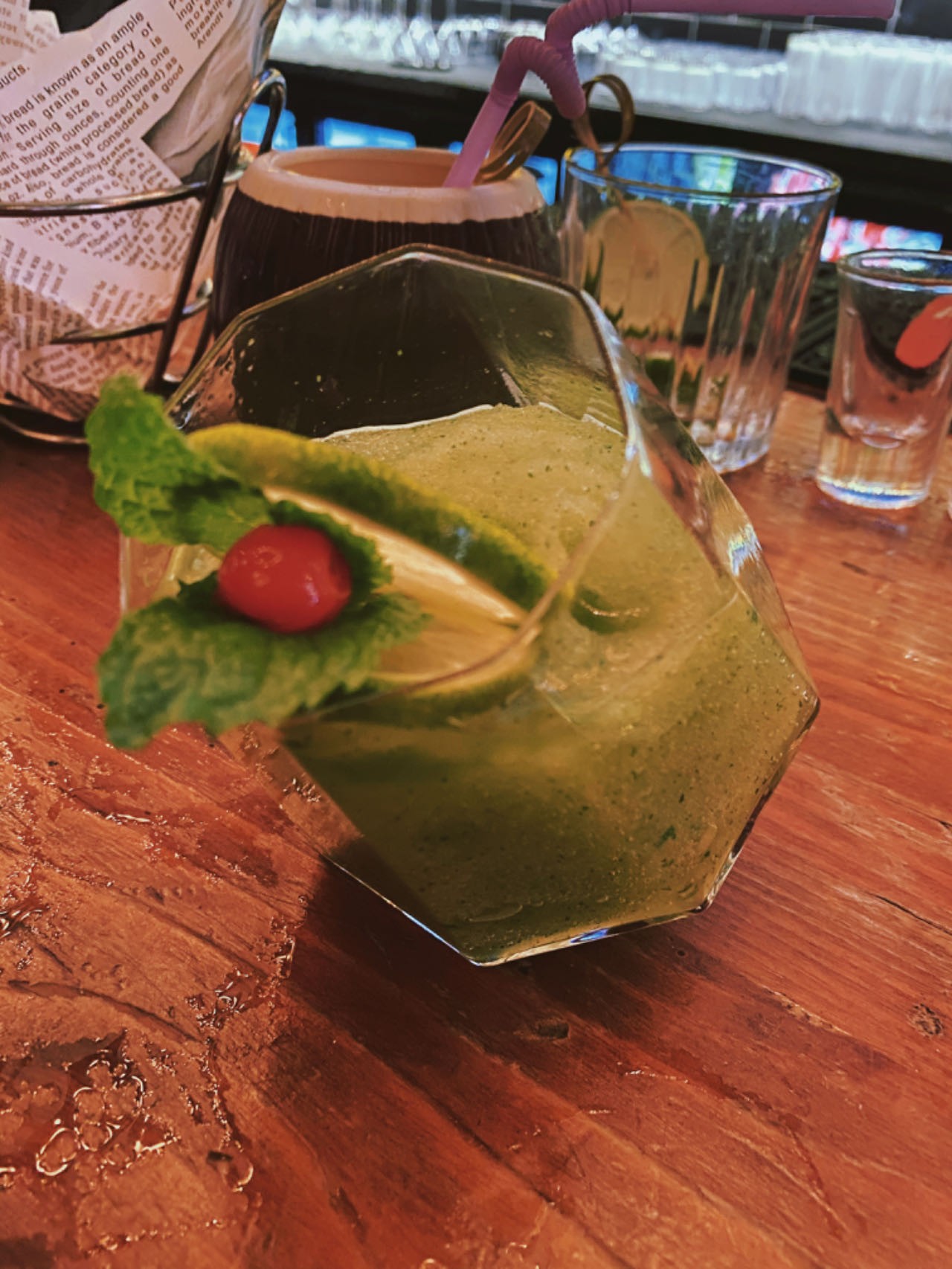 电影院观影场景，情侣并肩坐在影院座位上，屏幕光芒照亮两人的侧脸